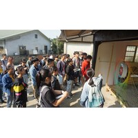 时间：108/11/11课程名称：日间部一年级_农村发展与地方创生 地点：云林古坑 华南社区课程内容：参访农村再生社区活动目的：实地走访华南社区，了解社区如何串起华南生活圈与城乡的距离，透过与在地农民、学校的合作，推广在地农产与特色产品，发展永续的经营模式。课程拓展学生视野，了解农业连结社区，发展农村再生永续经营之重要性。参访行程：华南社区导览山妍慕夏咖啡庄园※存取照片，可于网页(无需点开照片)，于指定照片按右键点选「另存连结为」