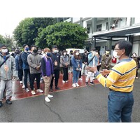 活動日期：111/1/21-22(二天一夜)辦理地點：漢翔航太研習園區、台中原住民食物銀行活動對象：農科系一攜、二攜、三攜全體學生活動主旨：參訪學習、拓展視野、創新突破、團隊信任、凝聚共識、熱血行動活動內容：第一天--共識體驗營 (漢翔航太研習園區)透過講師精心設計的活動規劃，打破自己慣性的思考模式，在創新中看見突破，在學長姐的引導中，凝聚團隊力量，在學弟妹的跟隨中，累積團隊信任，打造農科系大家族合一的向心力。第二天--志工服務的熱血行動 (台中原住民食物銀行)透過共識營，不僅自己有滿滿的獲得，還有可以給出去的機會，更多了解這個社會不同族群的需要，也有機會貢獻自己的微薄之力。【台中原住民食物銀行】服務三大面向為：食物銀行、原住民家庭中心、以及老人關懷站。不僅提供食物援助，亦配置專業社工關懷原住民邊緣戶與弱勢家庭。在都會區生活的原住民，面對原始文化與都市的衝突，常面臨適應問題或困境而不知該向誰求助，透過此次參訪，我們認識到原來有這樣默默無私付出的一群人，在關懷著被社會遺忘的族群。許多人都是第一次參與志工的行動，也發現原來回饋社會並不困難，把口號化為行動就是貢獻的開始！-->培養自己擁有社會貢獻意識，其實我們能做的，真的比想像的還要更多！※存取照片，可於網頁(無需點開照片)，於指定照片按右鍵點選「另存連結為」